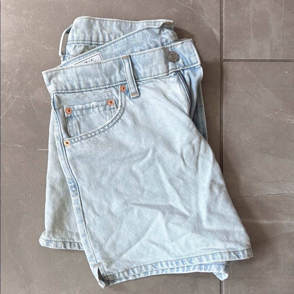 LIKE NEW GAP 4” Low Rise Stride Short